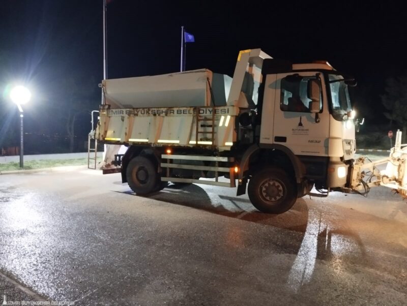 İzmir Büyükşehir Belediyesi ekipleri, kentteki hava sıcaklığının hızla düşmesi ve