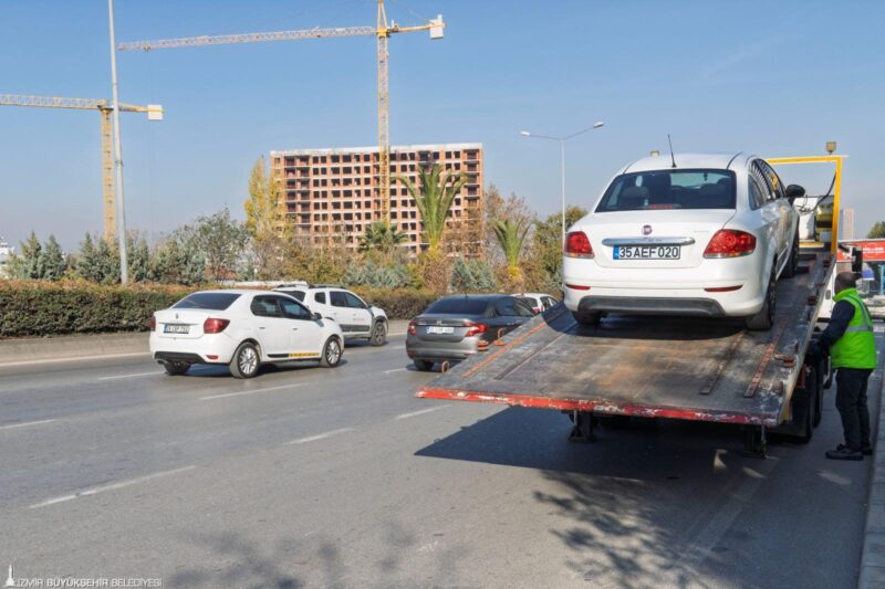 İzmir Büyükşehir Belediyesi, iki çekici aracıyla günün yoğun saatlerinde arızalı