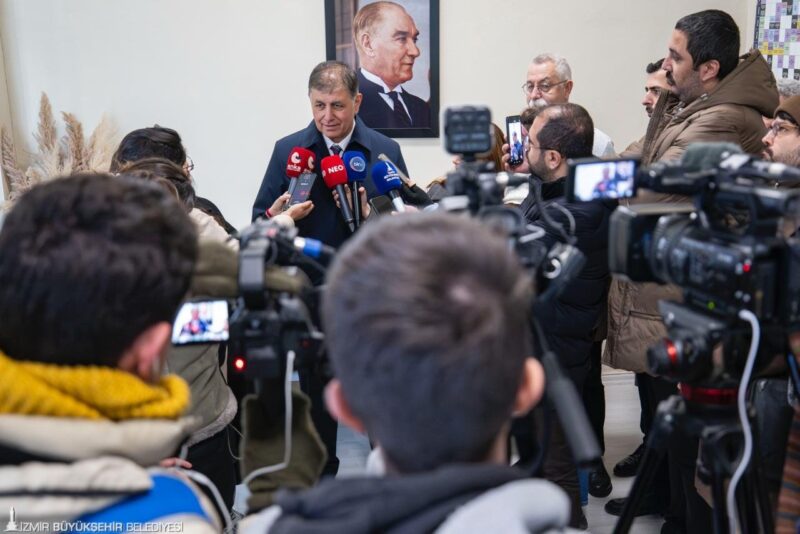İzmir Büyükşehir Belediye Başkanı Dr. Cemil Tugay, basın mensuplarının sorularını