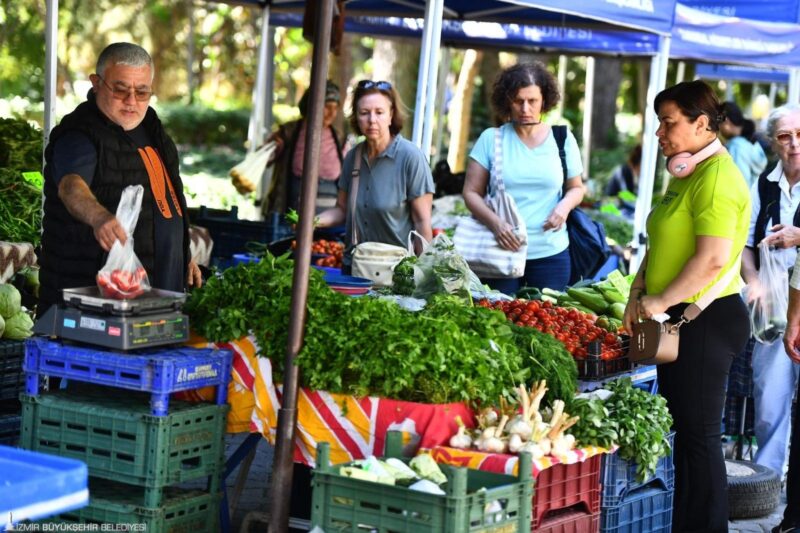 İzmir Büyükşehir Belediyesi  zor günler geçiren çiftçiye 2025 yılında 550