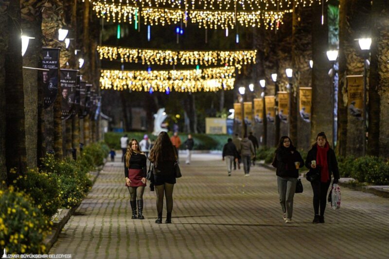 İzmir Büyükşehir Belediyesi yeni yıl gecesi için göreve hazır. İtfaiyeden