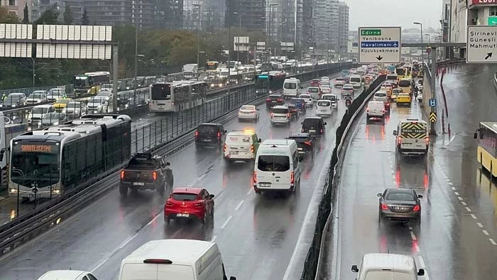 İstanbul’da haftanın ilk iş gününde etkili olan kuvvetli yağış, kent