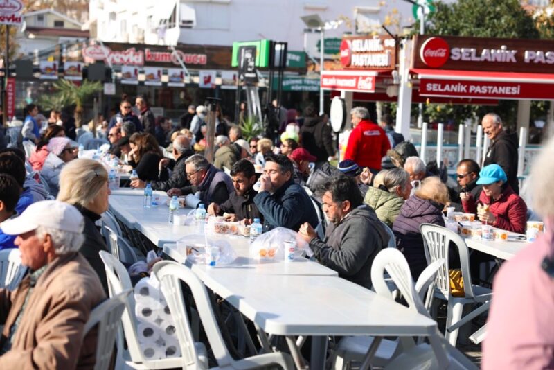 Vatandaşlar aynı sofrada buluşarak Gülşah Durbay’ı rahmetle andı
 
Çeşme Belediyesi tarafından,