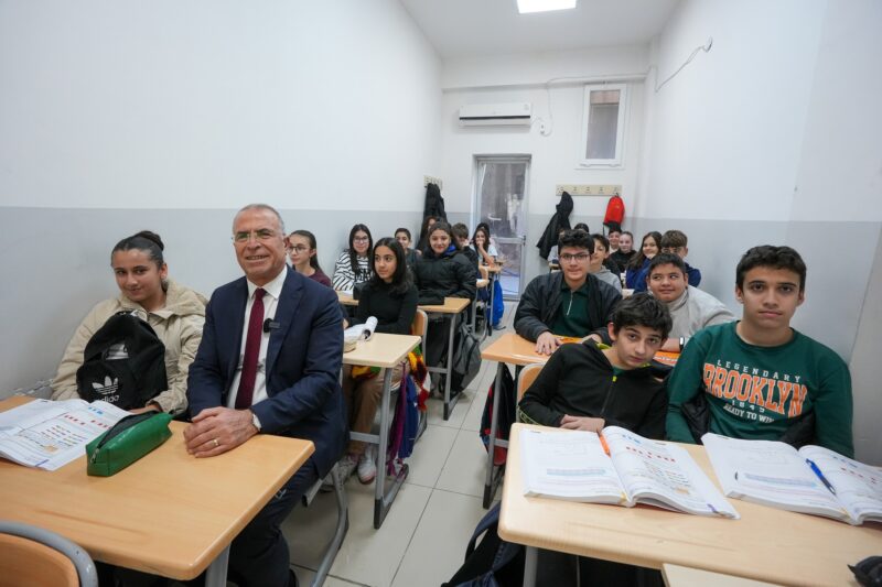 Gaziemir Belediyesi, Destek Eğitim Kursu’nda verdiği hizmetle öğrencilerin lise ve
