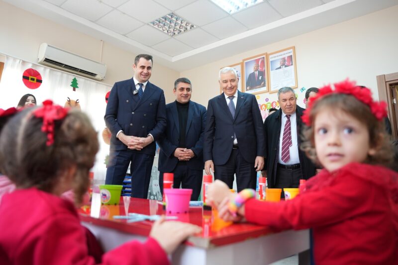 Yeni yıl çoşkusu yaşanan Kemalpaşa Belediyesi kreşlerine Kemalpaşa Belediye Başkanı