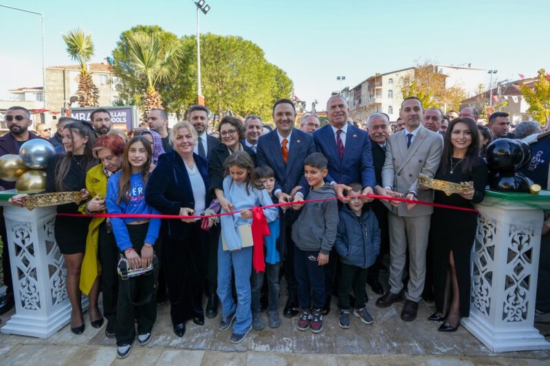 Gaziemir Belediyesi’nin sosyal demokrat belediyecilik anlayışıyla Cumhuriyet Meydanı’ndahayata geçirdiği Porta