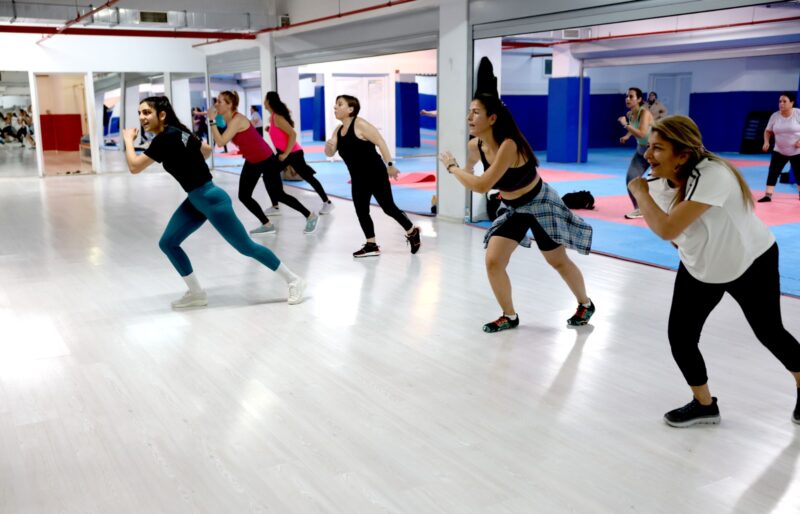 Bayraklı Belediyesi, kadınlara yönelik spor kurslarını arttırmaya devam ediyor. Aerobik,