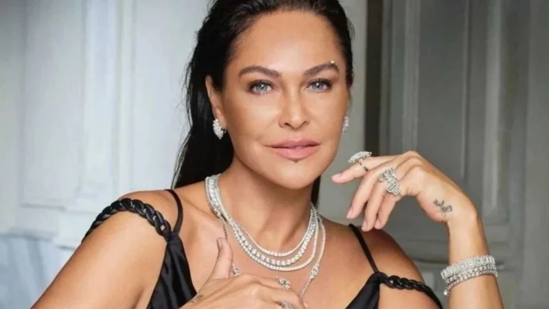 Hülya Avşar, Tarabya Sahili'nde otomobiliyle kaza yaptı. Avşar'ın fren yerine