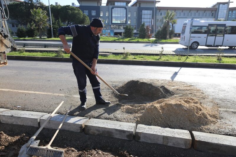 Menderes Belediyesi, Kasımpaşa Mahallesi’nde kaldırım çalışması gerçekleştiriyor.
Menderes Belediyesi, Kasımpaşa Mahallesi