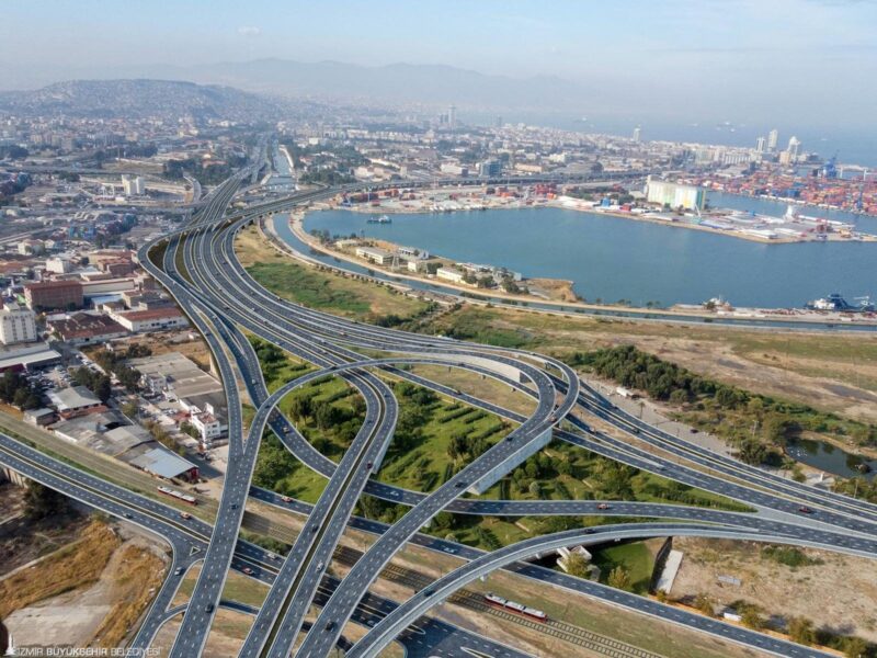 Ekonomik krize rağmen İzmir’de yatırımlar aksamadı. Ulaşımı ve trafiği rahatlatacak