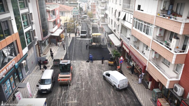 İzmir Büyükşehir Belediyesi, yeni yıla kent genelinde başlattığı asfalt seferberliğiyle
