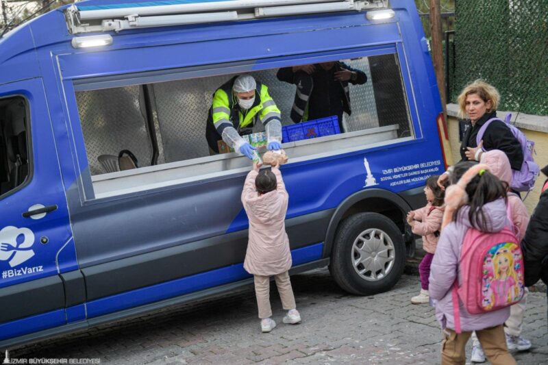 İzmir Büyükşehir Belediyesi, sosyal belediyecilik anlayışıyla çocukların güne sağlıklı başlamasını