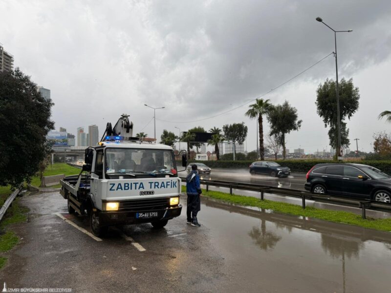 İzmir Büyükşehir Belediyesi, kent genelinde etkili olan kuvvetli yağış, sel