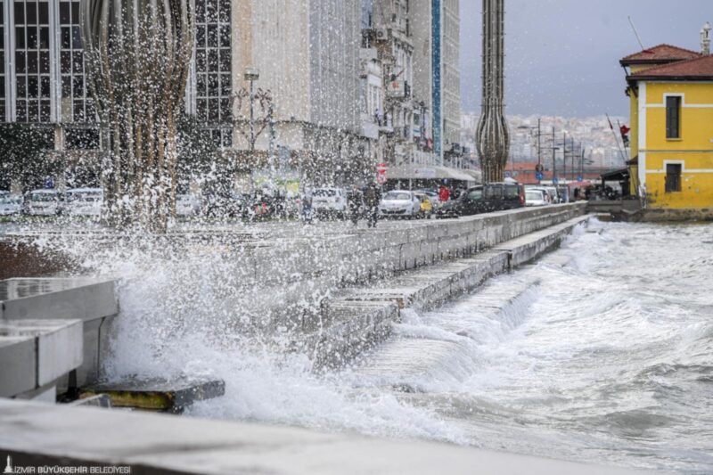 İzmir Büyükşehir Belediyesi tarafından Kordon’da inşa edilen geçici fırtına duvarı,