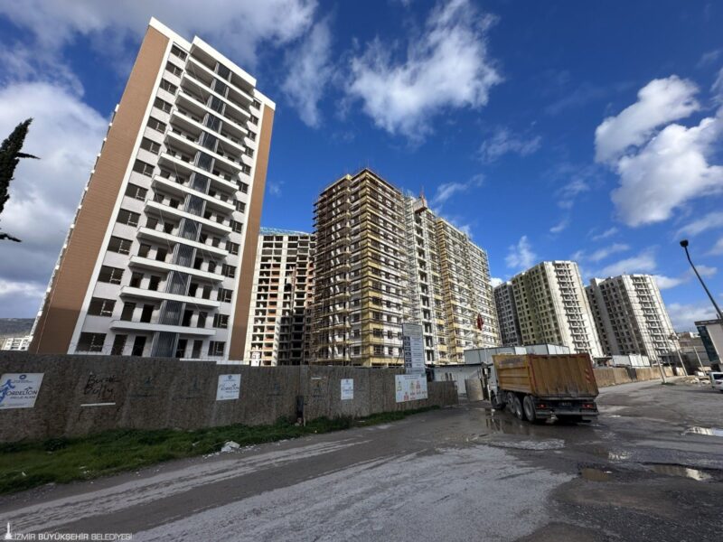 İzmir Büyükşehir Belediyesi, kentsel dönüşüm çalışmalarına hız kesmeden devam ediyor.