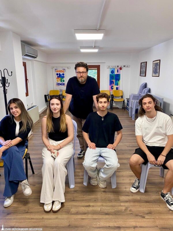 İzmir Büyükşehir Belediyesi, sanat alanında profesyonel eğitim hedefleyen gençler için