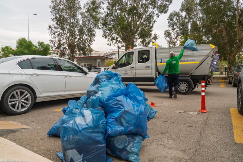 İzmir Büyükşehir Belediyesi’nin kapıdan kapıya atık toplama projesi “Dönüşüme Evde