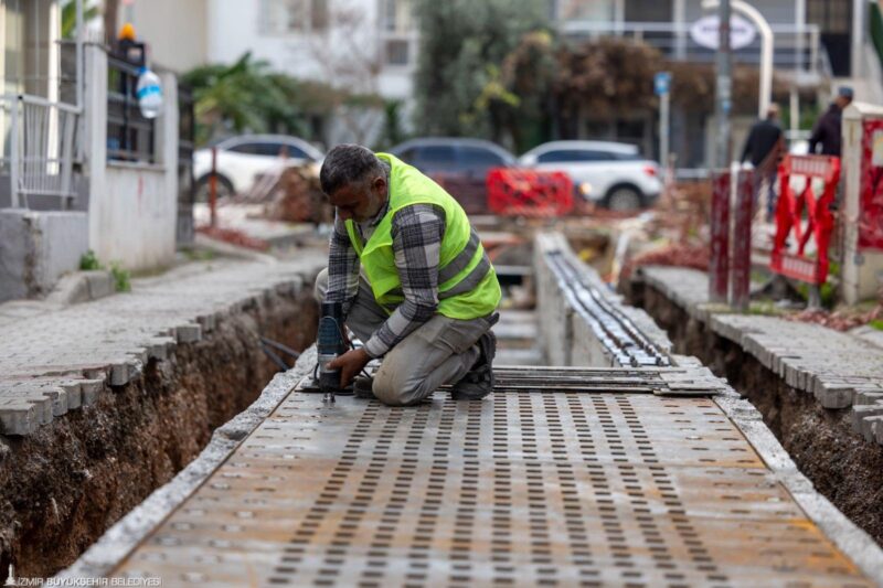 İzmir Büyükşehir Belediyesi İZSU Genel Müdürlüğü’nün Sevgi Yolu’nda yürüttüğü yağmur