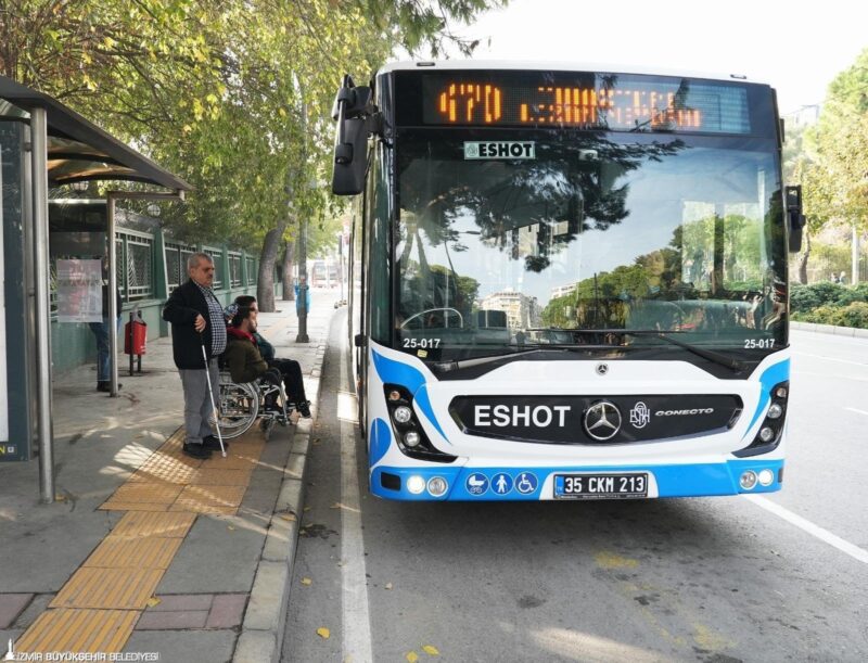 İzmir Büyükşehir Belediyesi’nin ödüllü “Duraktayım” uygulaması, engellilerin kent içi ulaşımını