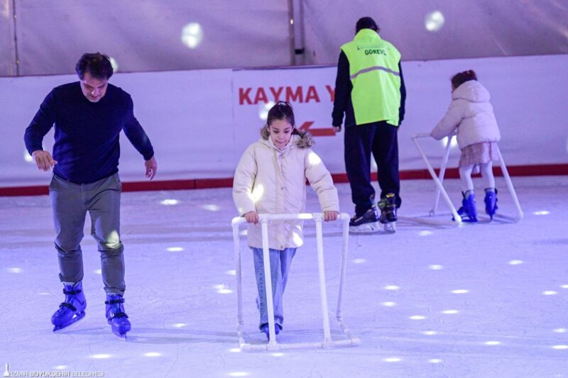 İzmir Büyükşehir Belediyesi’nin Yeni Yıl Festivali kapsamında Kültürpark ve Bostanlı