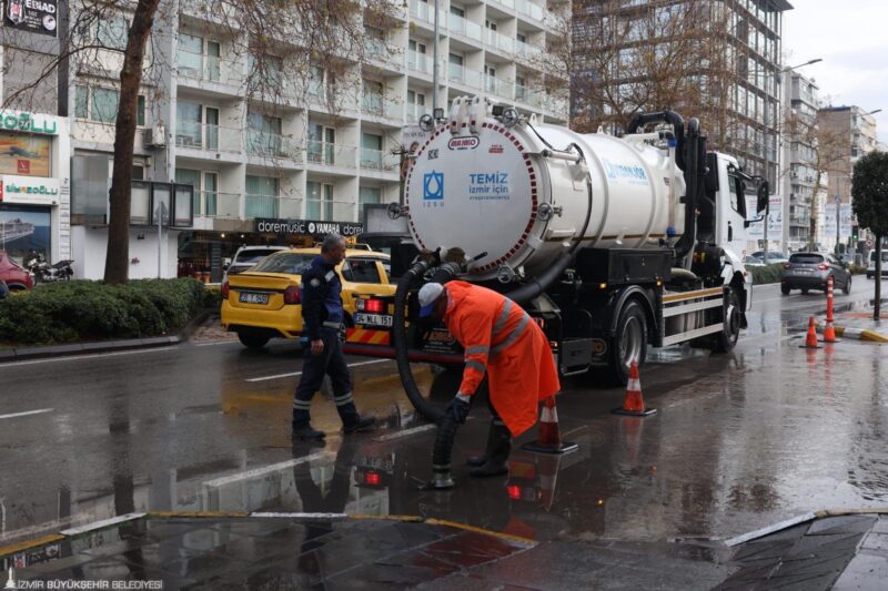 İzmir Büyükşehir Belediyesi, sabah saatlerinde etkili olan kuvvetli sağanak nedeniyle