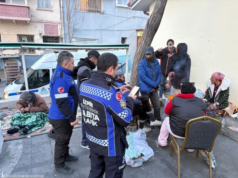 Soğukların etkisini artırdığı İzmir’de Büyükşehir Belediyesi ekipleri sokakta yaşadığı tespit