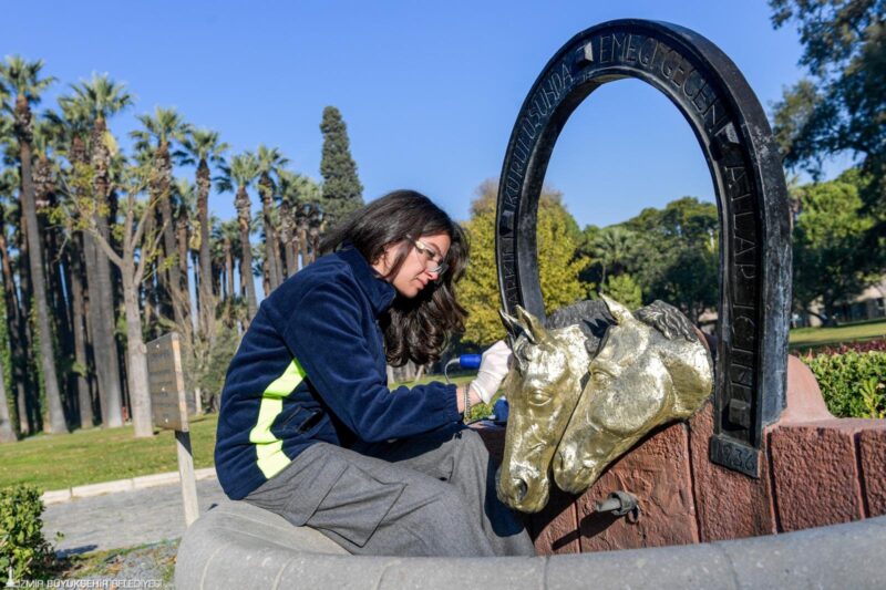 İzmir kent belleğinin sessiz tanıkları; tarihi binalar, çeşmeler ve anıtlar