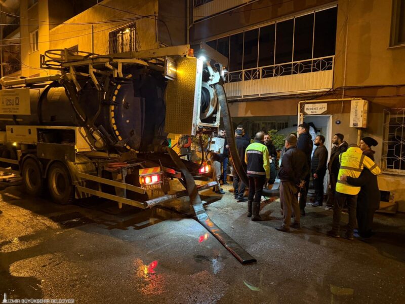  İzmir’de akşam saatlerinde etkisini artıran sağanak ve fırtına, kent genelinde