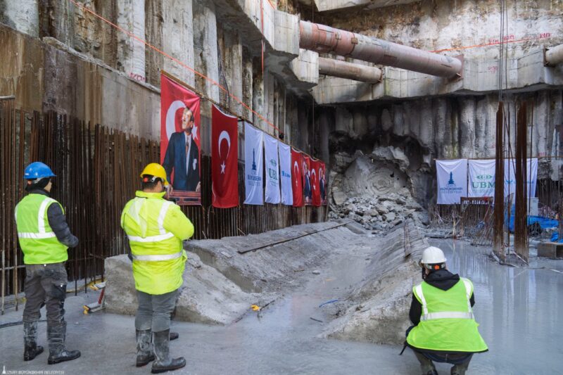 İzmir Büyükşehir Belediyesi’nin kendi kaynaklarıyla yapımını sürdürdüğü, 765 milyon Euro