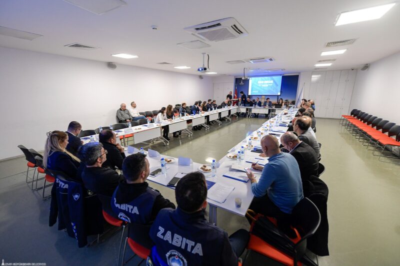  İzmir Büyükşehir Belediyesi, esnafın sorunlarına kalıcı çözümler üretmek amacıyla İzmir