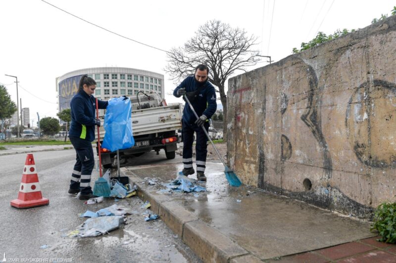 İzmir Büyükşehir Belediyesi, çevre ve görüntü kirliliğine neden olan izinsiz
