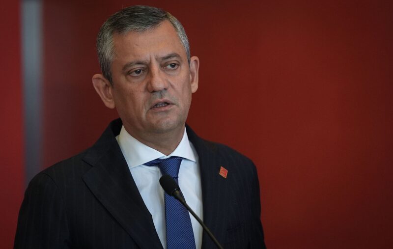 CHP lideri Özel, partisinin grup toplantısında konuşuyor.