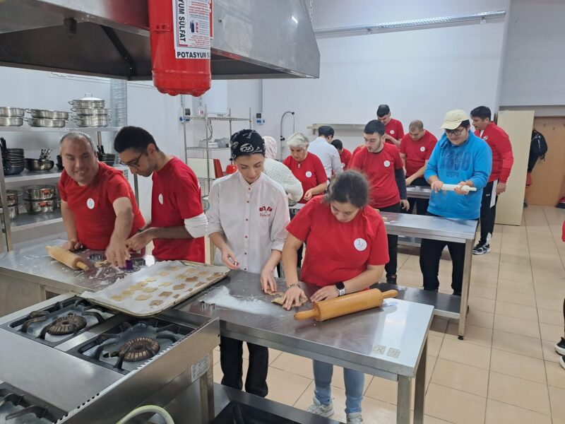 Bayraklı Belediyesi, özel gereksinimli bireylerin sosyal ve sanatsal gelişimini desteklemek