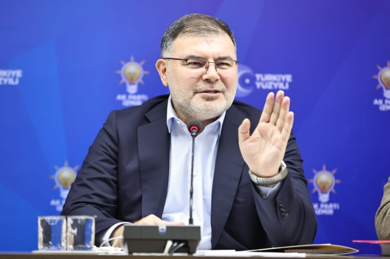 "Yandaş sanatçılara milyon liralar harcayıp temizliğe kuruş ayırmayarak İzmir’in sokaklarını