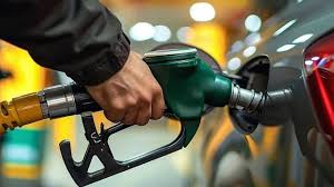 Petrol piyasalarındaki dalgalanma ve döviz kurundaki yükseliş, akaryakıt fiyatlarını yeniden