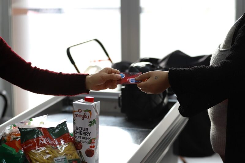 Menderes Belediyesi, sosyal market uygulaması ile 2025 yılında ihtiyaç sahiplerine