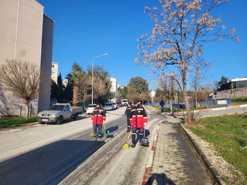 2026 yılının ilk gününde Menderes Belediyesi ekipleri sahadaydı. Ekipler cadde