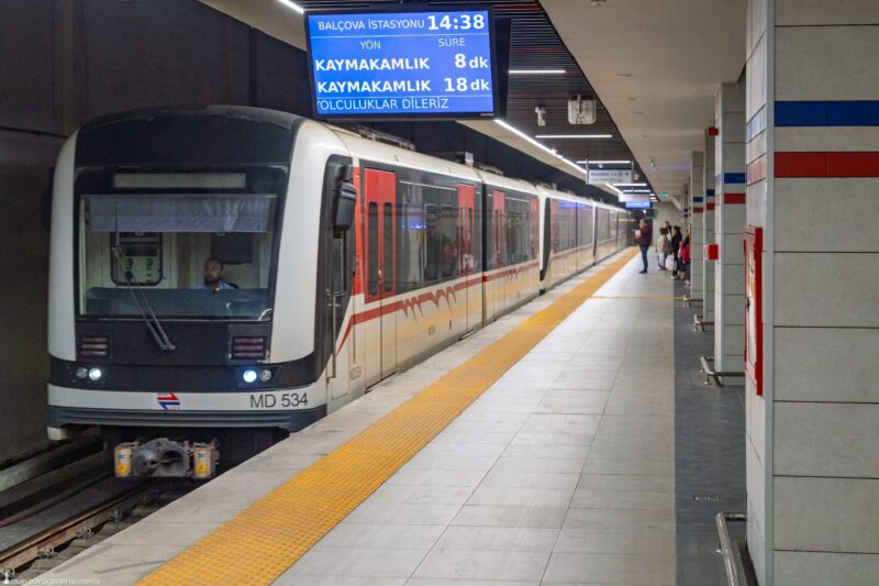 İzmir Metrosu’nun Fahrettin Altay İstasyonu’nda yürütülen makas değişim çalışmaları tamamlandı.