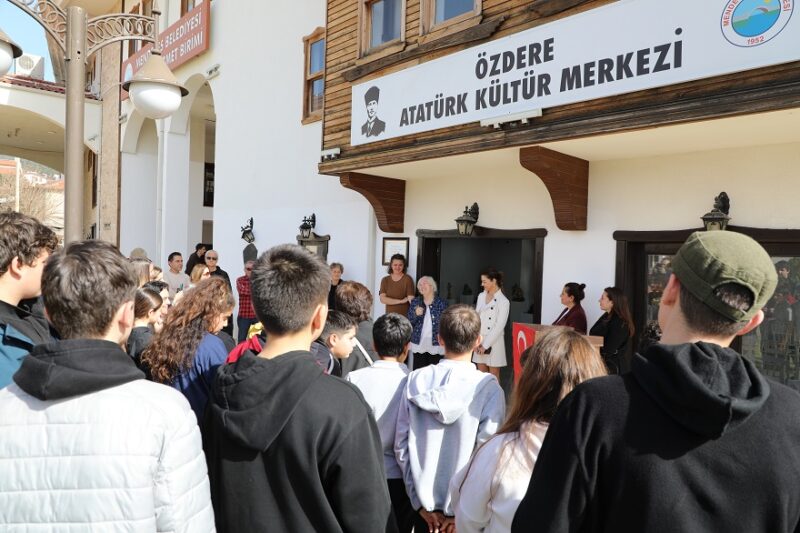 Menderes Belediyesi Sanatçı Zübeyde Ergin’in kişisel heykel sergisinin açılışını alkışlarla