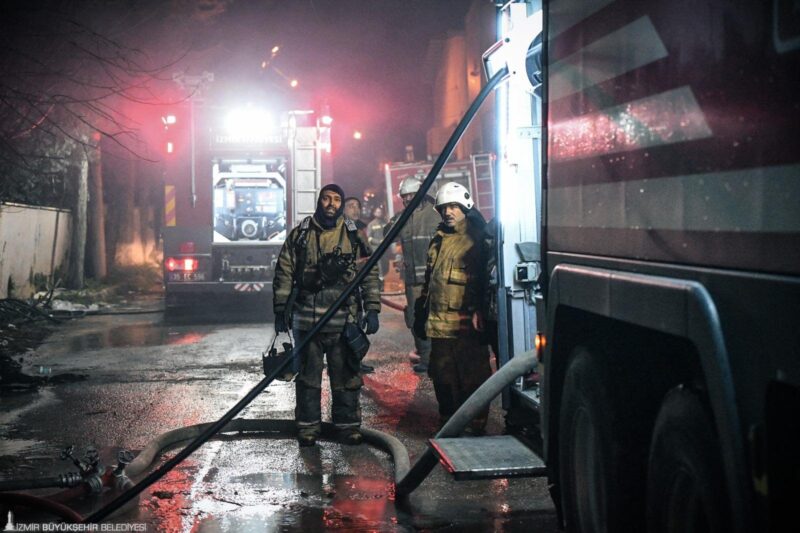 
İzmir’in Buca ilçesindeki bir mobilya atölyesinde çıkan yangın, itfaiyenin hızlı