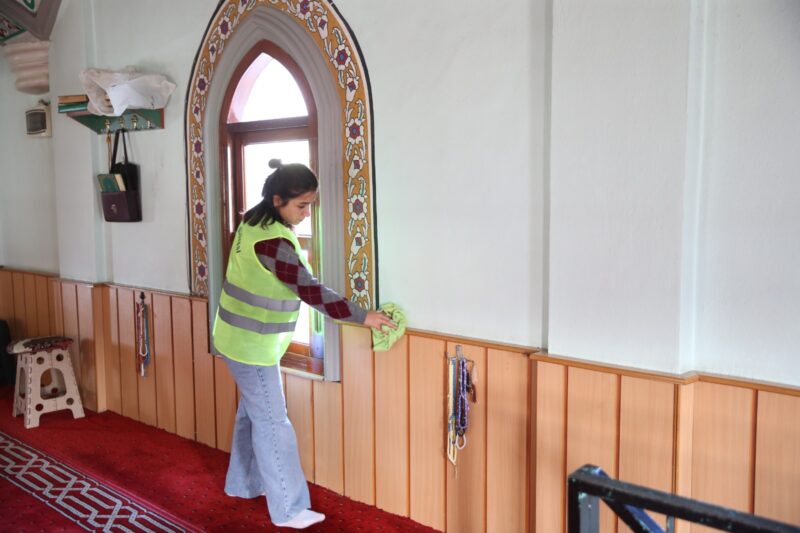Çiğli Belediyesi, Ramazan ayı boyunca ilçe genelindeki camilerde temizlik çalışmalarına