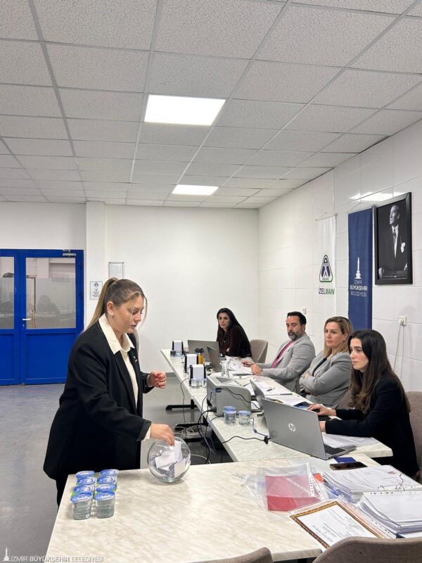 İzmir Büyükşehir Belediyesi, “eş-dost” tartışmalarına son verecek modeli hayata geçirdi.