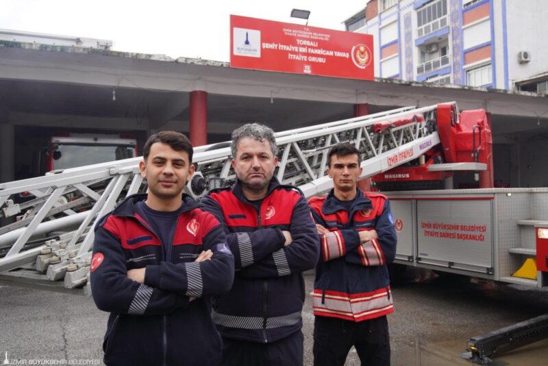 İzmir’in Torbalı ilçesinde inşaat halindeki üç katlı bir binada mahsur