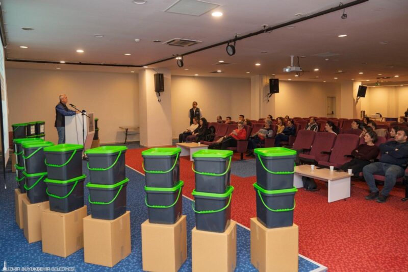 İzmir Büyükşehir Belediye Başkanı Dr. Cemil Tugay’ın başlattığı ücretsiz kompost