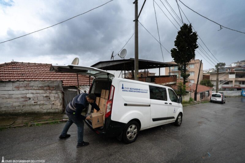 İzmir Büyükşehir Belediyesi, ramazan öncesi 65 bin ihtiyaç sahibi haneye