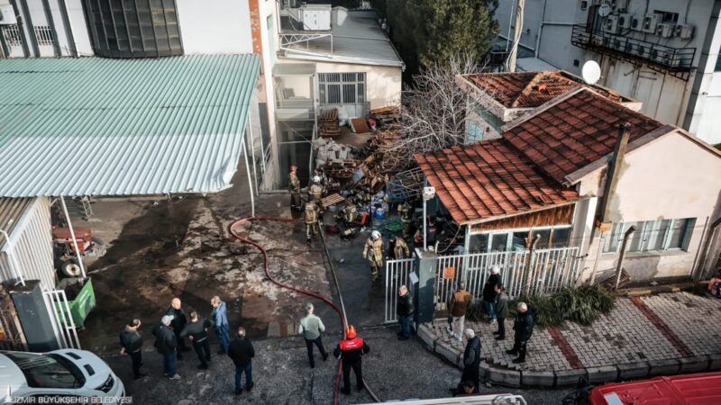 Bornova Kemalpaşa Caddesi’ndeki 5 katlı bir ayakkabı fabrikasında sabah saatlerinde
