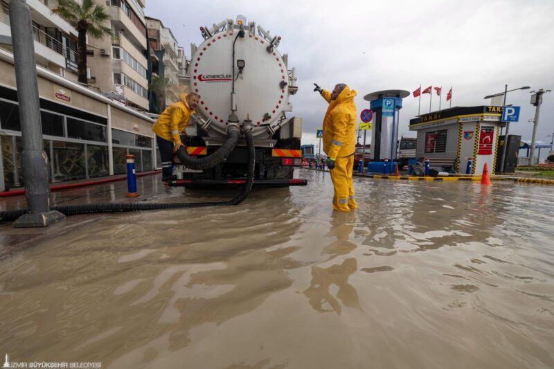 Ege’yi etkisi altına alan düşük basınç sistemi İzmir’de deniz seviyesini
