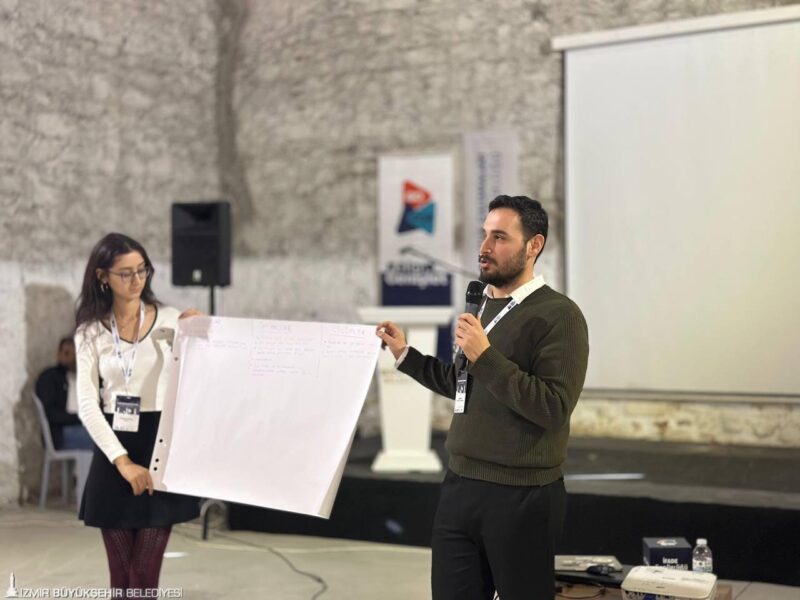 İzmir Büyükşehir Belediyesi, Yerel Gençlik Forumu düzenledi. Gençleri doğrudan yerel