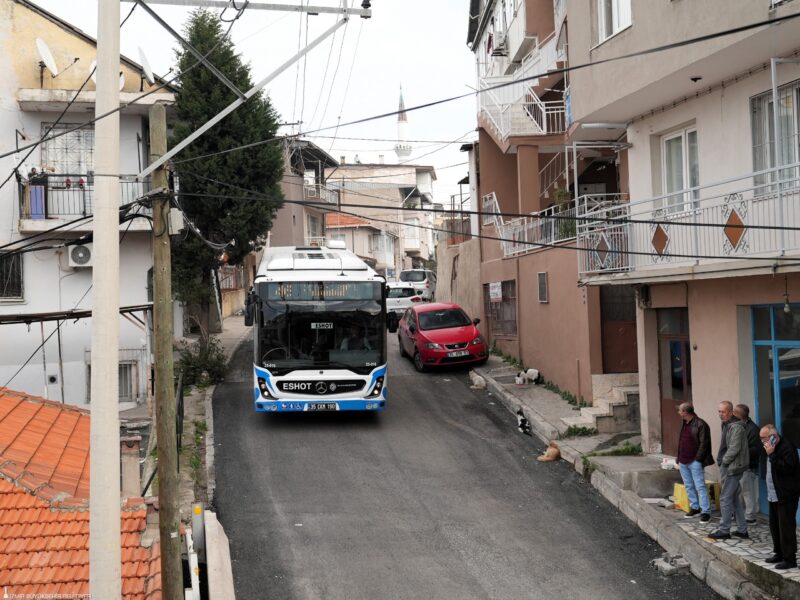 İzmir Büyükşehir Belediyesi, Konak Çobançeşme’de vatandaşlardan gelen talep doğrultusunda önce