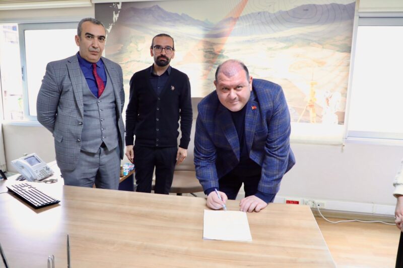 Belediye binasının bulunduğu alanda yer alan Ziraat Bankası’na ait iş